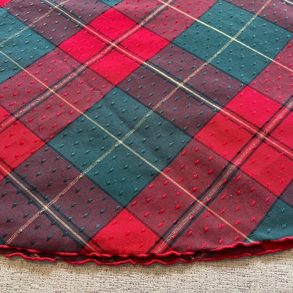 Red Green Plaid Round Tablecloth Christmas Holiday Gold Metallic Trim 70 Inch